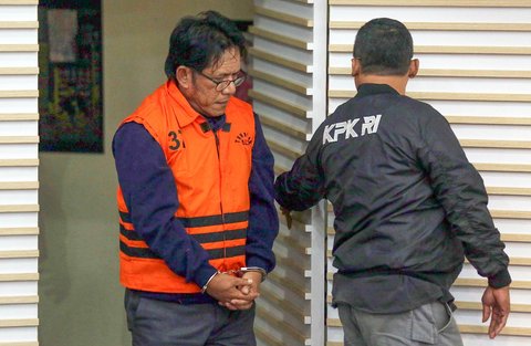 Tersangka kasus dugaan suap izin pemanfaatan kawasan hutan Direktur Utama PT Inhutani V Dicky Yuanda Rady saat rilis rilis penahanan di Gedung Merah Putih KPK, Jakarta, Kamis (14/08/2025