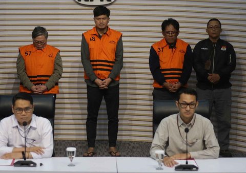 Tersangka kasus dugaan suap izin pemanfaatan kawasan hutan Direktur Utama PT Inhutani V Dicky Yuanda Rady (atas kedua kanan), staf perizinan PT Sungai Budi Grup Aditya (atas tengah), dan Direktur Utama PT Paramita Mulia Langgeng Djunaidi (atas  kiri) saat rilis rilis penahanan di Gedung Merah Putih KPK, Jakarta, Kamis (14/08/2025