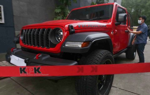 Brang bukti mobil Rubicon dari kasus dugaan suap izin pemanfaatan kawasan hutan di Gedung Merah Putih KPK, Jakarta, Kamis (14/8/2025).