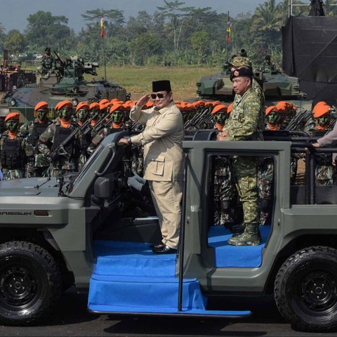 Presiden Prabowo Subianto memeriksa pasukan dari atas kendaraan  saat upacara Penganugerahan Gelar Pasukan Operasional dan Kehormatan di Lapangan Udara Suparlan, Bandung, Jawa Barat, Minggu (10/08/2025).