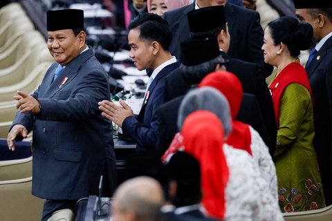 Presiden Indonesia Prabowo Subianto bersama  Wakil Presiden Indonesia Gibran Rakabuming Raka tiba di Gedung Nusantara, Kompleks Parlemen, Jakarta, Jumat (15/8/2025).