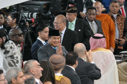 Presiden Indonesia Prabowo Subianto bersama  Wakil Presiden Indonesia Gibran Rakabuming Raka tiba di Gedung Nusantara, Kompleks Parlemen, Jakarta, Jumat (15/8/2025).