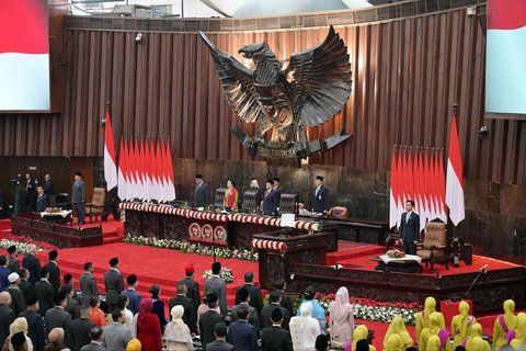 Presiden Indonesia Prabowo Subianto bersiap menyampaikan pidato kenegaraan dalam Sidang Tahunan MPR RI dan Sidang Bersama DPR-DPD RI Tahun 2025 di Gedung Nusantara, Kompleks Parlemen, Jakarta, Jumat (15/8/2025).