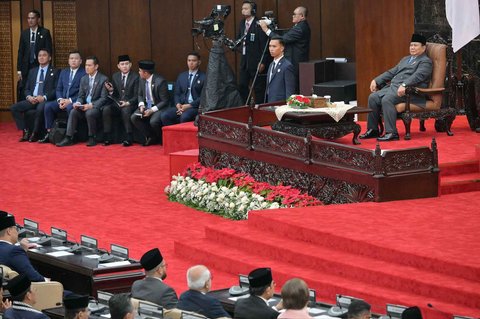 Presiden Indonesia Prabowo Subianto bersiap menyampaikan pidato kenegaraan dalam Sidang Tahunan MPR RI dan Sidang Bersama DPR-DPD RI Tahun 2025 di Gedung Nusantara, Kompleks Parlemen, Jakarta, Jumat (15/8/2025).
