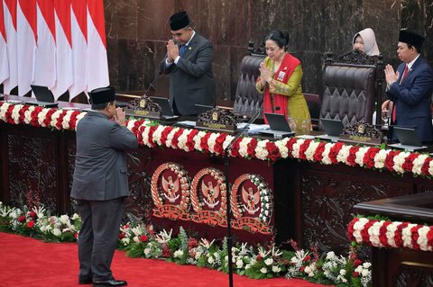 Presiden Prabowo Subianto (kiri) memberikan hormat kepada Ketua MPR Ahmad Muzani (kedua kiri), Ketua DPR Puan Maharani (kedua kanan), dan Ketua DPD Sultan Bachtiar Najamudin (kanan) sebelum menyampaikan pidato kenegaraan dalam Sidang Tahunan MPR RI dan Sidang Bersama DPR-DPD RI Tahun 2025 di Gedung Nusantara, Kompleks Parlemen, Jakarta, Jumat (15/8/2025)