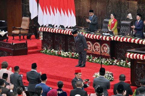 Presiden Prabowo Subianto (keempat kanan) dengan disaksikan Ketua MPR Ahmad Muzani (ketiga kanan), Ketua DPR Puan Maharani (kedua kanan), dan Ketua DPD Sultan Bachtiar Najamudin (kanan) membungkukkan badan sebelum menyampaikan pidato kenegaraan dalam Sidang Tahunan MPR RI dan Sidang Bersama DPR-DPD RI Tahun 2025 di Gedung Nusantara, Kompleks Parlemen, Jakarta, Jumat (15/8/2025