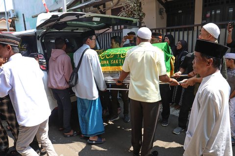 Jenasah mendiang komedian Mpok Alpa yang  memiliki nama asli Nina Carolina saat tiba di rumah duka di kawasan Ciganjur, jakarta Selatan, Jumat (15/08/2025).