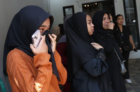 Tangis keluarga saat jenasah mendiang komedian Mpok Alpa yang  memiliki nama asli Nina Carolina saat tiba di rumah duka di kawasan Ciganjur, jakarta Selatan, Jumat (15/08/2025).