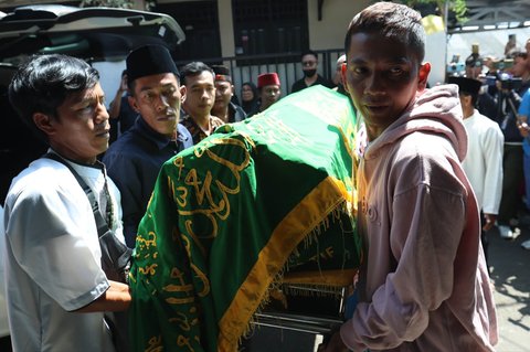 Jenasah mendiang komedian Mpok Alpa yang  memiliki nama asli Nina Carolina saat tiba di rumah duka di kawasan Ciganjur, jakarta Selatan, Jumat (15/08/2025).