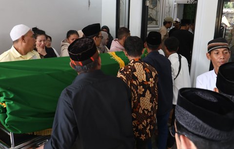 Jenasah mendiang komedian Mpok Alpa yang  memiliki nama asli Nina Carolina saat tiba di rumah duka di kawasan Ciganjur, jakarta Selatan, Jumat (15/08/2025).