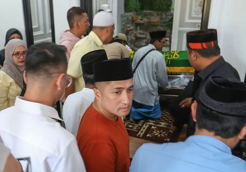 Jenasah mendiang komedian Mpok Alpa yang  memiliki nama asli Nina Carolina saat tiba di rumah duka di kawasan Ciganjur, jakarta Selatan, Jumat (15/08/2025).