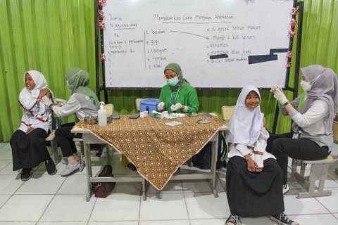 Petugas kesehatan Puskesmas Batu Sari menyuntikan vaksin imunisasi Campak-Rubella (MR) ke murid kelas 1 saat pelaksanaan bulan imunisasi anak sekolah (BIAS) 2025 di SDN Batu Jaya, Kota Tangerang, Banten, Jumat (15/08/2025).