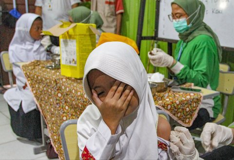 Petugas kesehatan Puskesmas Batu Sari menyuntikan vaksin imunisasi Campak-Rubella (MR) ke murid kelas 1 saat pelaksanaan bulan imunisasi anak sekolah (BIAS) 2025 di SDN Batu Jaya, Kota Tangerang, Banten, Jumat (15/08/2025).