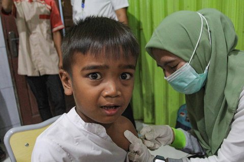 Petugas kesehatan Puskesmas Batu Sari menyuntikan vaksin imunisasi Campak-Rubella (MR) ke murid kelas 1 saat pelaksanaan bulan imunisasi anak sekolah (BIAS) 2025 di SDN Batu Jaya, Kota Tangerang, Banten, Jumat (15/08/2025).