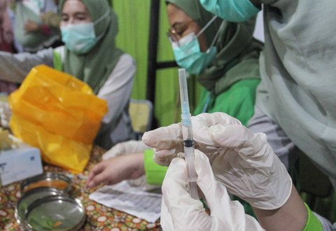 Petugas kesehatan Puskesmas Batu Sari  bersiap menyuntikan vaksin imunisasi Campak-Rubella (MR) ke murid kelas 1 saat pelaksanaan bulan imunisasi anak sekolah (BIAS) 2025 di SDN Batu Jaya, Kota Tangerang, Banten, Jumat (15/08/2025).