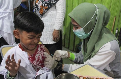 Petugas kesehatan Puskesmas Batu Sari menyuntikan vaksin imunisasi Campak-Rubella (MR) ke murid kelas 1 saat pelaksanaan bulan imunisasi anak sekolah (BIAS) 2025 di SDN Batu Jaya, Kota Tangerang, Banten, Jumat (15/08/2025).