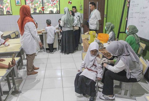 Petugas kesehatan Puskesmas Batu Sari menyuntikan vaksin imunisasi Campak-Rubella (MR) ke murid kelas 1 saat pelaksanaan bulan imunisasi anak sekolah (BIAS) 2025 di SDN Batu Jaya, Kota Tangerang, Banten, Jumat (15/08/2025).