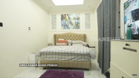 Intip Detail Rumah Baru Mpok Alpa, Desain American Classic-nya Bikin Betah!