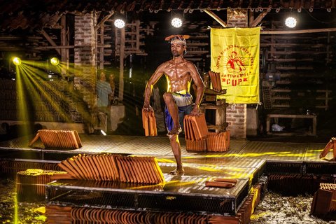 Pekerja pabrik genteng berpose saat mengikuti kompetisi binaraga tradisional di sebuah pabrik genteng di Jatiwangi, Jawa Barat (11/08/2025
