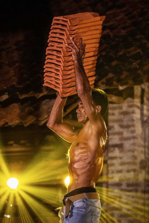 Pekerja pabrik genteng berpose saat mengikuti kompetisi binaraga tradisional di sebuah pabrik genteng di Jatiwangi, Jawa Barat (11/08/2025