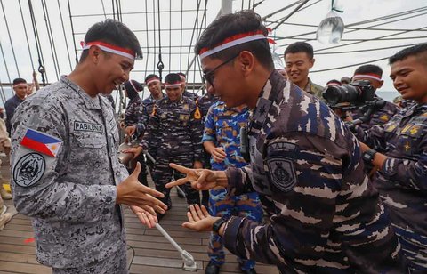 Taruna Akademi TNI AL (AAL) Angkatan ke-7,  Korps Pelaut dan peserta ASEAN Plus Cadet Sail (APCS) 2025 mengikuti lomba 17an di atas geladak KRI Bima Suci saat melintasi Selah Aroih, Aceh, Jumat (15/08/2025).