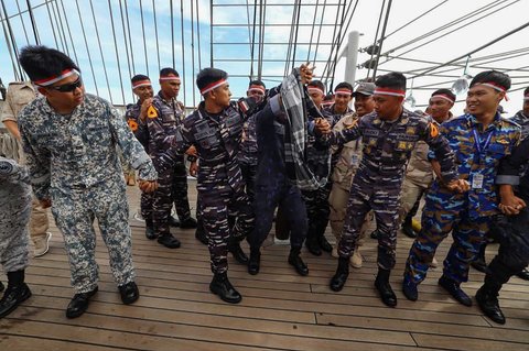 Taruna Akademi TNI AL (AAL) Angkatan ke-7,  Korps Pelaut dan peserta ASEAN Plus Cadet Sail (APCS) 2025 mengikuti lomba 17an di atas geladak KRI Bima Suci saat melintasi Selah Aroih, Aceh, Jumat (15/08/2025).