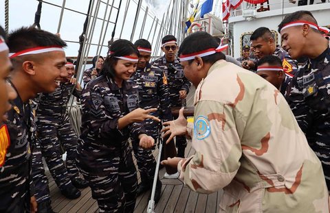 Taruna Akademi TNI AL (AAL) Angkatan ke-7,  Korps Pelaut dan peserta ASEAN Plus Cadet Sail (APCS) 2025 mengikuti lomba 17an di atas geladak KRI Bima Suci saat melintasi Selah Aroih, Aceh, Jumat (15/08/2025).