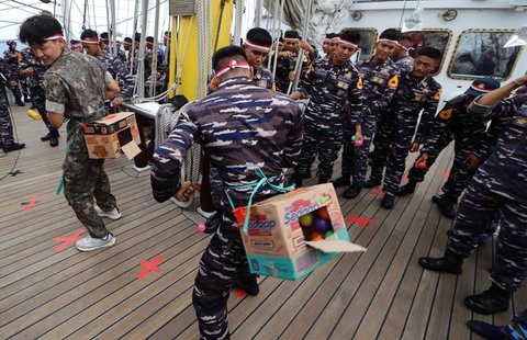 Taruna Akademi TNI AL (AAL) Angkatan ke-7,  Korps Pelaut dan peserta ASEAN Plus Cadet Sail (APCS) 2025 mengikuti lomba 17an di atas geladak KRI Bima Suci saat melintasi Selah Aroih, Aceh, Jumat (15/08/2025).
