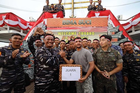 Taruna Akademi TNI AL (AAL) Angkatan ke-7,  Korps Pelaut dan peserta ASEAN Plus Cadet Sail (APCS) 2025 usai mengikuti lomba 17an di atas geladak KRI Bima Suci saat melintasi Selah Aroih, Aceh, Jumat (15/08/2025).