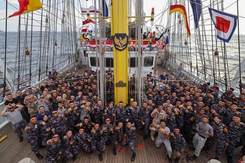 Taruna Akademi TNI AL (AAL) Angkatan ke-7,  Korps Pelaut dan peserta ASEAN Plus Cadet Sail (APCS) 2025 usai mengikuti lomba 17an di atas geladak KRI Bima Suci saat melintasi Selah Aroih, Aceh, Jumat (15/08/2025).