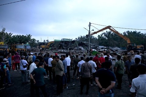 Pasukan gabungan TNI, Polri dan Satpol PP berjaga dengan tameng saat berlangsungnya eksekusi Cafe Duku Indah (CDI) di kawasan Kutalimbaru, Deliserdang