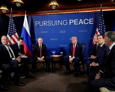 Presiden Donald Trump didampingi  Menteri Luar Negeri Marco Rubio bertemu dengan Presiden Rusia Vladimir Putin yang didampingi  Menteri Luar Negeri Rusia Sergey Lavrov di Pangkalan Gabungan Elmendorf-Richardson, Alaska, AS, Jumat (15/08/2025) waktu setempat.