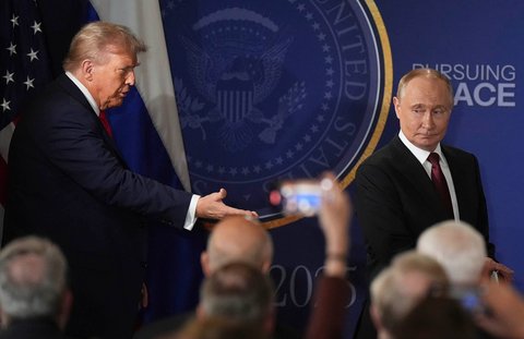 Presiden Donald Trump  dan Presiden Rusia Vladimir Putin tiba untuk konferensi pers bersama di Pangkalan Gabungan Elmendorf-Richardson, Alaska, Jumat (15/08/2025) waktu setempat.