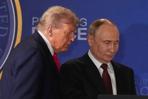 Presiden Donald Trump  dan Presiden Rusia Vladimir Putin tiba untuk konferensi pers bersama di Pangkalan Gabungan Elmendorf-Richardson, Alaska, Jumat (15/08/2025) waktu setempat.