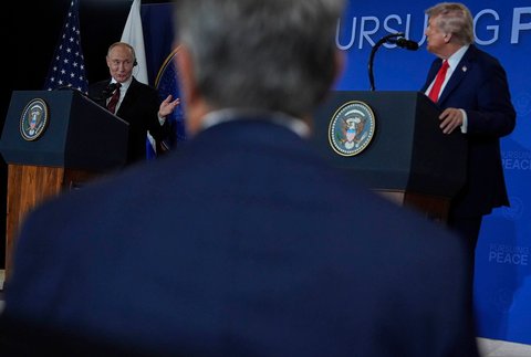 Presiden Donald Trump dan Presiden Rusia Vladimir Putin berbicara dalam konferensi pers di Pangkalan Gabungan Elmendorf-Richardson, Alaska, Jumat (15/08/2025) waktu setempat.