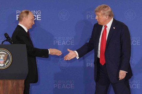 Presiden Donald Trump dan Presiden Rusia Vladimir Putin saat  konferensi pers di Pangkalan Gabungan Elmendorf-Richardson, Alaska, Jumat (15/08/2025) waktu setempat.