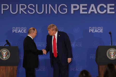 Presiden Donald Trump dan Presiden Rusia Vladimir Putin saat konferensi pers di Pangkalan Gabungan Elmendorf-Richardson, Alaska, Jumat (15/08/2025) waktu setempat.