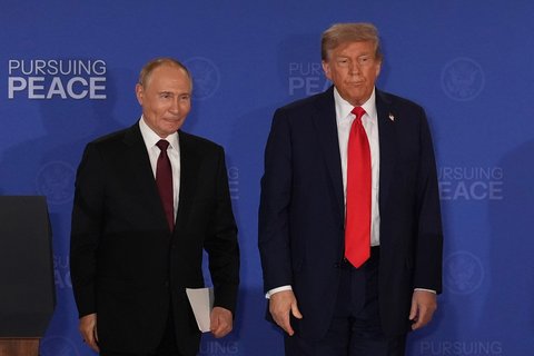Presiden Donald Trump dan Presiden Rusia Vladimir Putin usai  konferensi pers di Pangkalan Gabungan Elmendorf-Richardson, Alaska, Jumat (15/08/2025) waktu setempat.