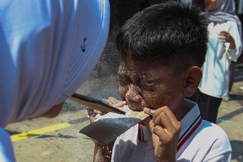 Anak-anak saat mengikuti lomba tiup tepung menyambut HUT Kemerdekaan RI ke 80  di Perum Depok Alam Lestari, Cibinong, Bogor, Jawa Barat, Sabtu (16/08/2025).