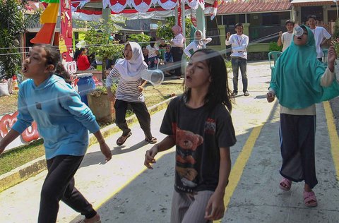 Anak-anak saat mengikuti lomba tiup gelas menyambut HUT Kemerdekaan RI ke 80  di Perum Depok Alam Lestari, Cibinong, Bogor, Jawa Barat, Sabtu (16/08/2025).