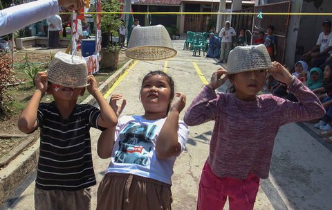 Anak-anak saat mengikuti lomba mengaitkan topi menyambut HUT Kemerdekaan RI ke 80  di Perum Depok Alam Lestari, Cibinong, Bogor, Jawa Barat, Sabtu (16/08/2025).