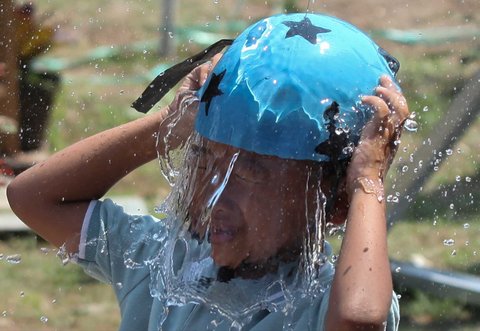 Anak-anak saat mengikuti lomba pecah balon air menyambut HUT Kemerdekaan RI ke 80  di Perum Depok Alam Lestari, Cibinong, Bogor, Jawa Barat, Sabtu (16/08/2025).