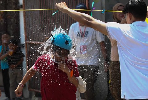 Anak-anak saat mengikuti lomba pecah balon air menyambut HUT Kemerdekaan RI ke 80  di Perum Depok Alam Lestari, Cibinong, Bogor, Jawa Barat, Sabtu (16/08/2025).