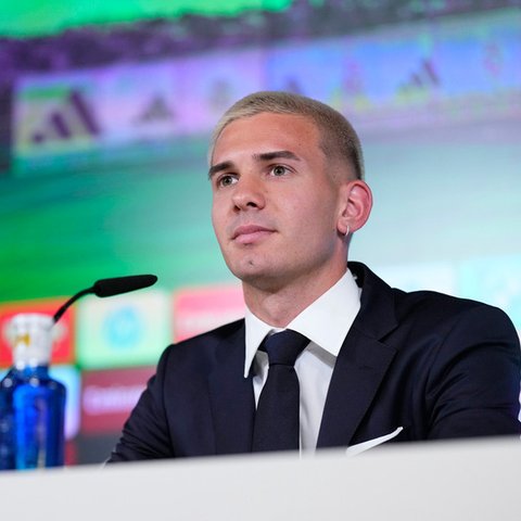 <p>Franco Mastantuono&nbsp;resmi diperkenalkan sebagai pemain Real Madrid, Kamis (14/8/2025). (AP Photo/Manu Fernandez)</p>