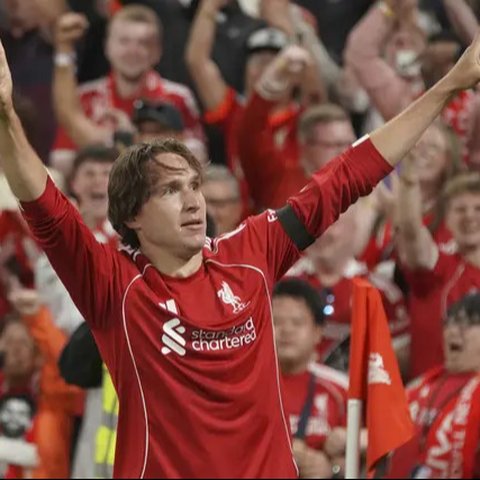 Pemain Liverpool, Federico Chiesa (kiri), merayakan kemenangan timnya atas Bournemouth bersama Arne Slot pada pekan 1 Premier League 2025/2026 di Anfied, Sabtu (16/8/2025) dini hari WIB. (Pau
