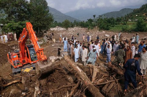 Alat berat dikerahkan  untuk mencari jenazah korban banjir bandang yang terjadi pada  hari Jumat (15/08)  dari reruntuhan rumah yang rusak di Desa Qadir Nagar dekat Pir Baba, Distrik Buner, Pakistan barat laut, Sabtu (16/08/2025).