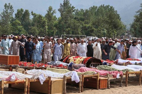 Warga menghadiri salat jenazah untuk korban banjir bandang di sebuah desa dekat Pir Baba, distrik Buner, di barat laut Pakistan, Sabtu (16/08/2025).