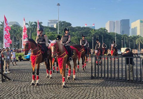Pasukan berkuda dari Satuan Polsatwa Turangga Polri melakukan patrol di kawasan Monas, Jakarta, Minggu (17/08/2025).