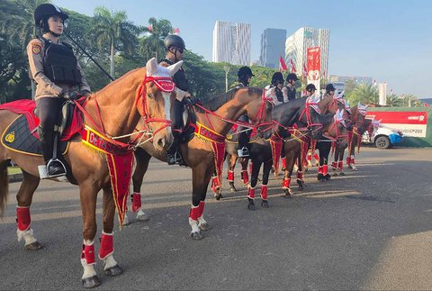 Pasukan berkuda dari Satuan Polsatwa Turangga Polri melakukan patrol di kawasan Monas, Jakarta, Minggu (17/08/2025).