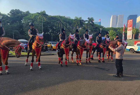 Pasukan berkuda dari Satuan Polsatwa Turangga Polri melakukan patrol di kawasan Monas, Jakarta, Minggu (17/08/2025).
